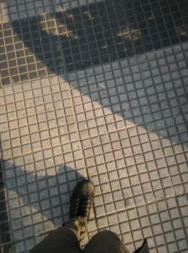 Background of feet walking in a sidewalk with different elements in daylight Fotos de archivo