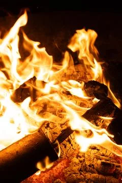 Background of Firewood Heating up with Bright Flames. Foto stock