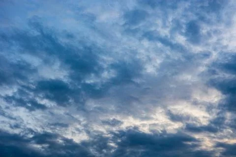 Background in the form of a cloudy gray sky. Foto stock