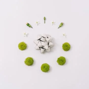 A background of fresh spring flowers in a circle and a silver bow inside. Foto stock