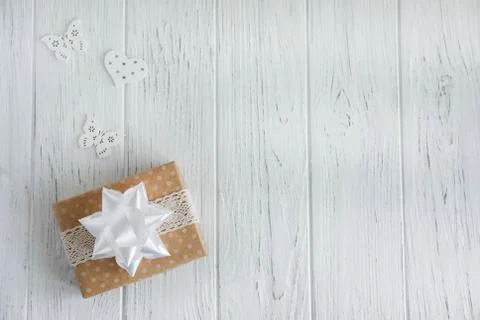 Background with a gift box. Box with a present boxes on a wooden background. Foto stock
