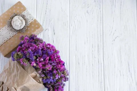 Background with a gift box. Present boxes on a wooden background. Frame for g Foto stock