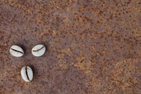 Background of    green coffee beans on rustic iron Foto stock