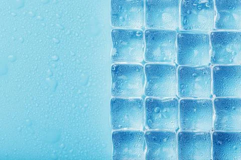 Background of ice cubes with drops in blue color in full screen Foto stock