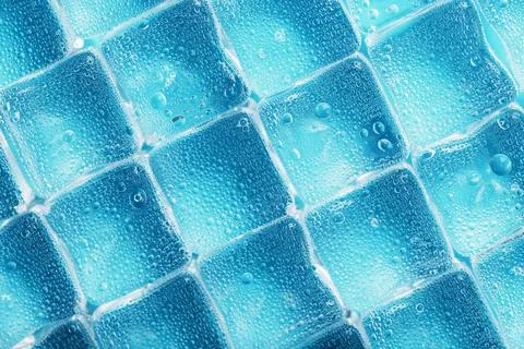 Background of ice cubes with drops in blue color in full screen Foto stock