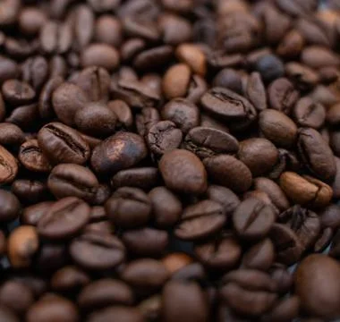 Background image with roasted brown coffee beans Stock-Fotos