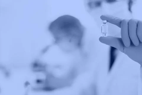Background image of a scientist recording test results in a lab log. Foto stock