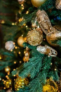 Background image of a sparkling Christmas tree decorated with Christmas tre.. Stock Photos