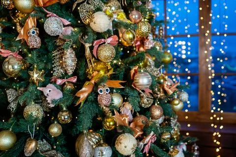 Background image of a sparkling Christmas tree decorated with Christmas tre.. Stock Photos