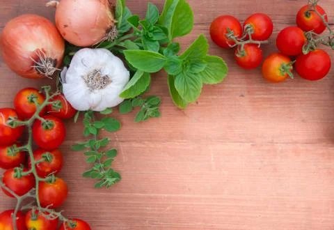 Background ingredients kitchen top view with noodles eggs tomatoes and fresh  Foto stock