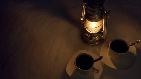 Background. A kerosene lantern and two cups of coffee stand in the snow at night Video stock 125598175