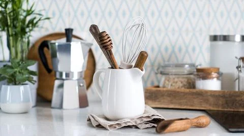 Background of kitchen utensils. Wooden objects for cooking. Copy space. Foto stock