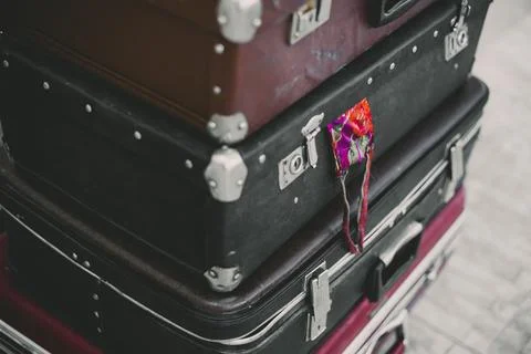 Background with large stack of antique suitcases Foto stock