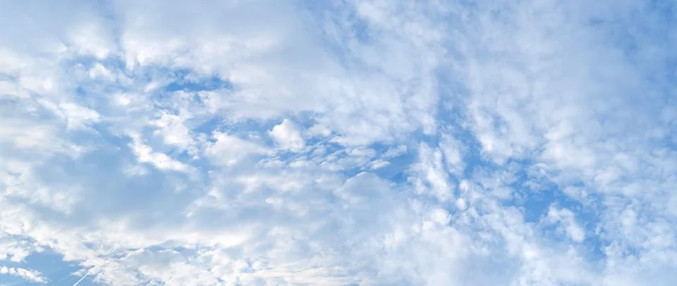 Background light sky gradient, close-up of beautiful white fluffy clouds in b Stockfoto's