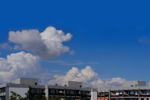 Background light sky gradient, close-up of beautiful white fluffy clouds in b Stockfoto's