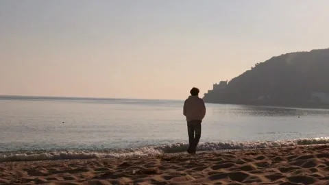 Background Of A Man Walking On The Beach Vidéo 250906206