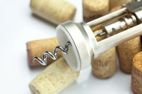 Background of the mountains  of wine corks and a corkscrew Foto stock