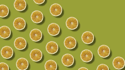 Background of moving lemon halves on a green background Vídeos de archivo 246966286