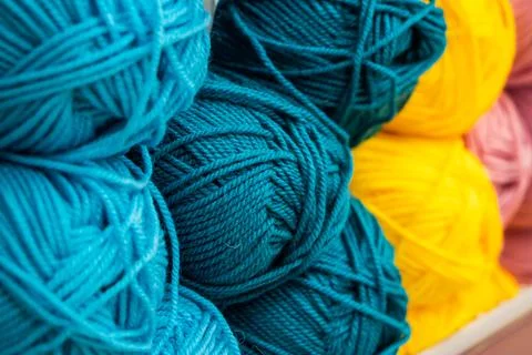 Background from multi-colored fluffy woolen threads for knitting. Foto stock