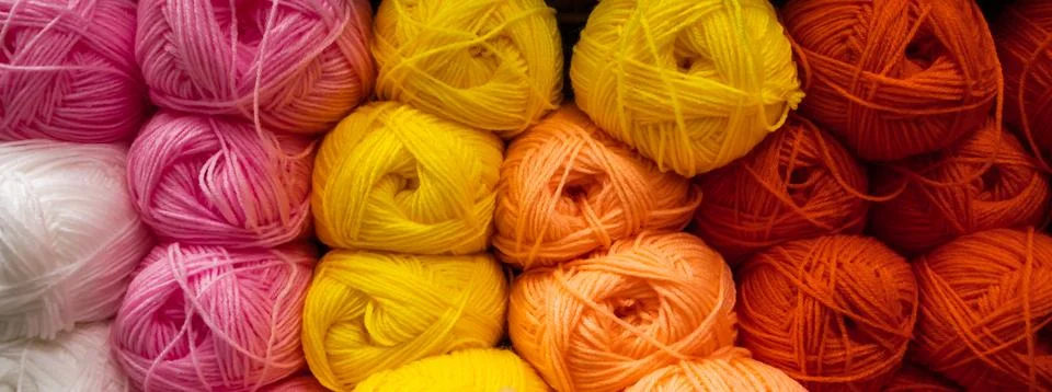 Background from multi-colored fluffy woolen threads for knitting. 库存照片