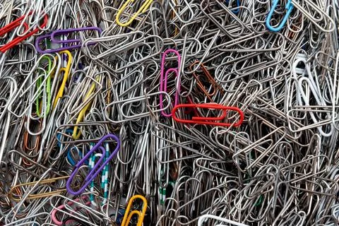 Background from multi-colored paper clips. Office tools. Clip Stock-Fotos