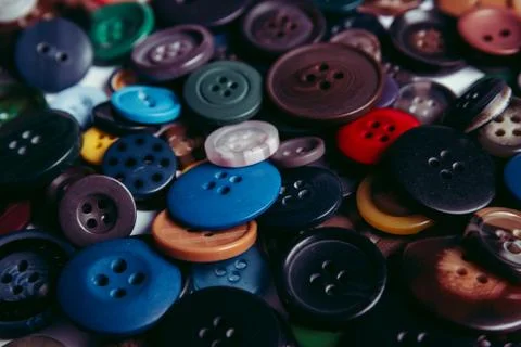 Background from multi-colored randomly scattered buttons. Foto stock