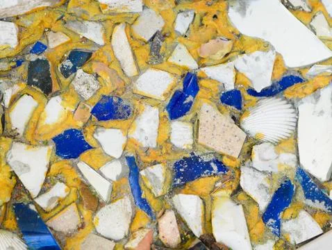 Background from multi-colored tiles on the wall. Pattern of broken tiles. pie Foto stock