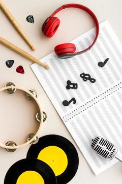 Background music flat design - instruments, microphone and headphones, top view Foto stock