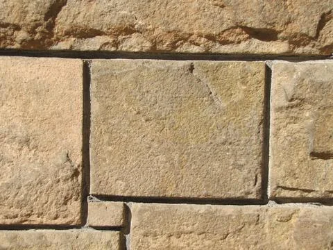 Background natural stone wall rectangular geometric illuminated by the sun. Foto stock
