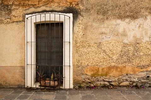 Background Nice old mexican window with a clay pot Foto stock