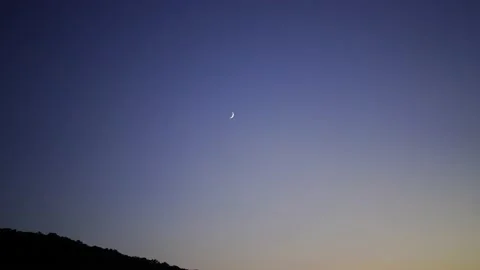 Background of the night sky with a view of the moon. Vidéo 137920625