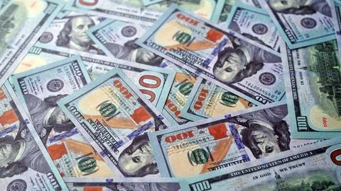Background of one hundred US dollar bills scattered randomly. Foto stock