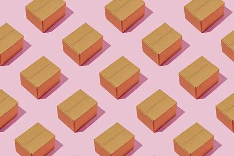 Background pattern with brown delivery boxes on magenta background. Minimal l Foto stock