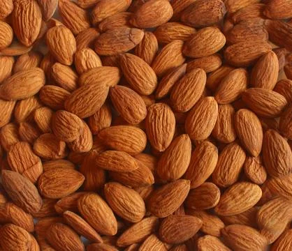 Background pattern, raw peeled almonds situated chaotically. Foto stock