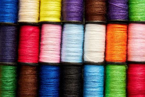 Background pattern of set of colorful rainbow sew thread spools Foto stock