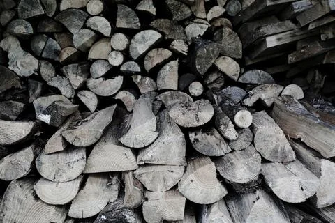 Background pattern of stacked split firewood logs wall texture Stock-Fotos