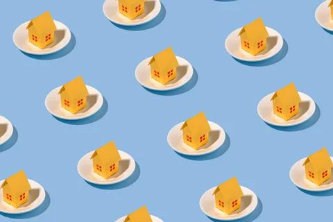 Background pattern of yellow model houses on plates Foto stock