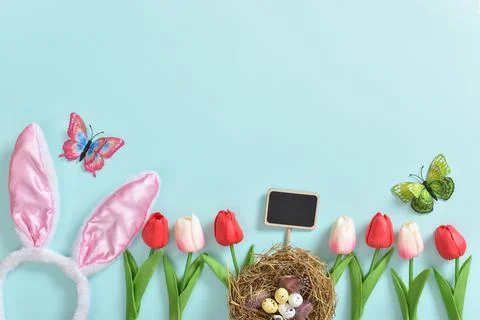 Background with rabbit ears, Easter eggs and tulip flowers. Foto stock