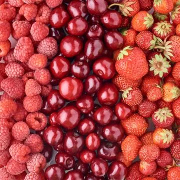 Background of a raspberry, cherry and strawberry, top view. Mixed berries Foto stock