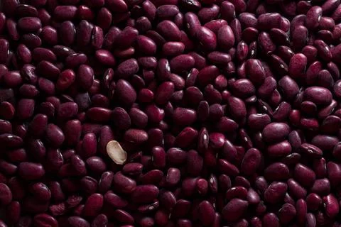 Background of red beans. One bean is split in half. Stock-Fotos