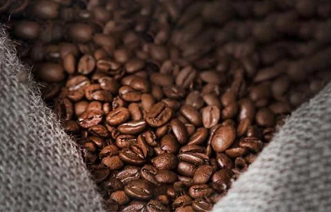 Background of roasted brown coffee beans in a bag. Image with a shallow dep.. Foto stock