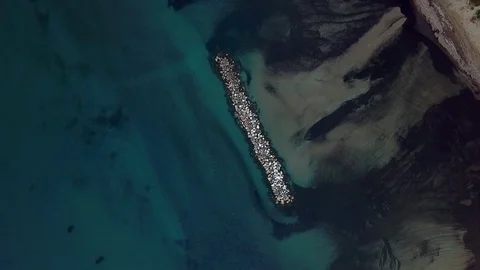 Background - Rotating line of stones on a transparent water Stock-Footage 104490470
