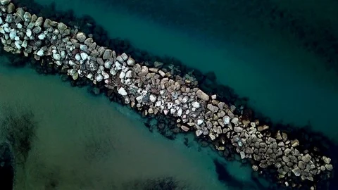 Background - Rotating line of stones on a transparent water Vidéo 104490472