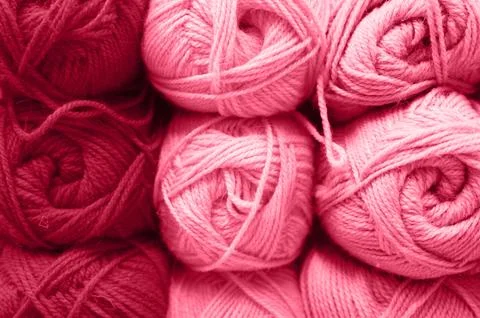 Background of rows skeins of fluffy wool yarn for knitting soft red pink purp Foto stock