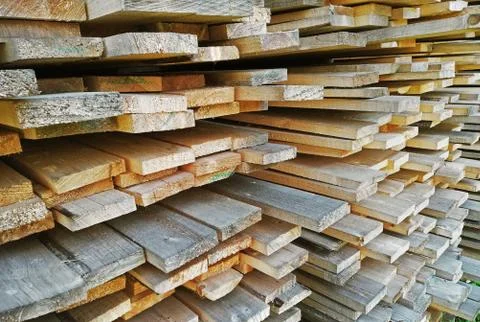 Background of sawn boards in a stack. lumber Fotos de archivo