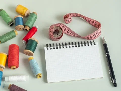 Background for sewing. Needlework supplies on a light background. Spools of t Foto stock