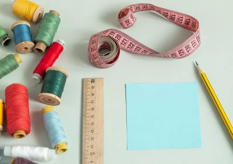 Background for sewing. Needlework supplies on a light background. Spools of.. Foto stock