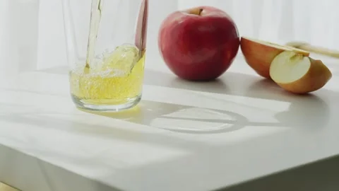 Background slow-motion video of pouring apple juice into a glass. Vídeos de archivo 243009847
