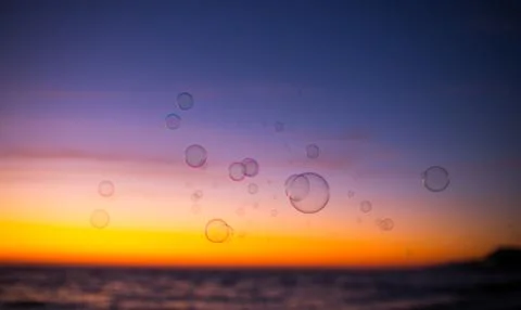 Background with soap bubbles floating in the sunset sky Foto stock