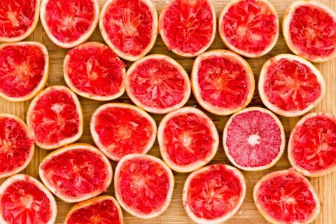 Background of squeezed ruby grapefruit halves Foto stock
